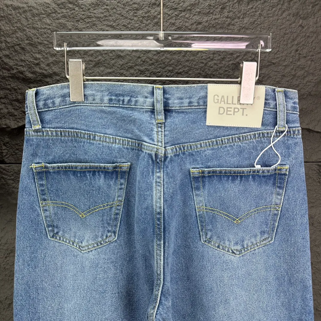 P310 GALLERY DEPT. 2025 new heavy-duty ripped patch washed jeans 🔥High version🔥High version🔥Top ceiling quality Styles with different washed textures are very friendly to people with thin legs and thick legs. The straight version is very flattering to the leg shape. Moderate length that never goes out of style, easy to match with casually, basic styling for various styles, a must-have in the wardrobe! The fabric is stiff but also makes the upper body soft without losing texture. The washing process is even more perfect. It is a must-have item for everyone! ! ! Washed wheat, tag, pants label, three labels complete Color: washed blue Size: 30, 31, 32, 33
